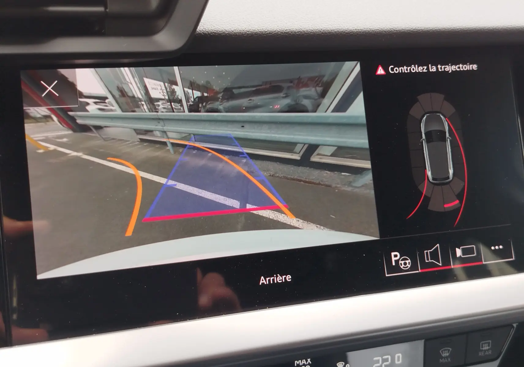 Vue de la caméra de recul de l'Audi A3 Sportback blanc glacier, avec guidage de trajectoire et alerte de proximité.