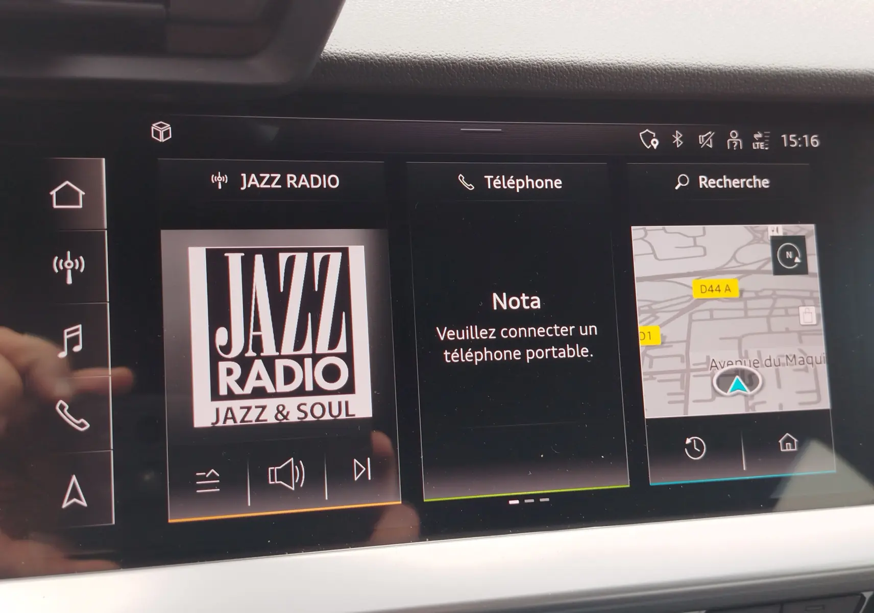 Écran tactile multimédia de l’Audi A3 Sportback 2022 affichant radio Jazz, téléphone non connecté et navigation.
