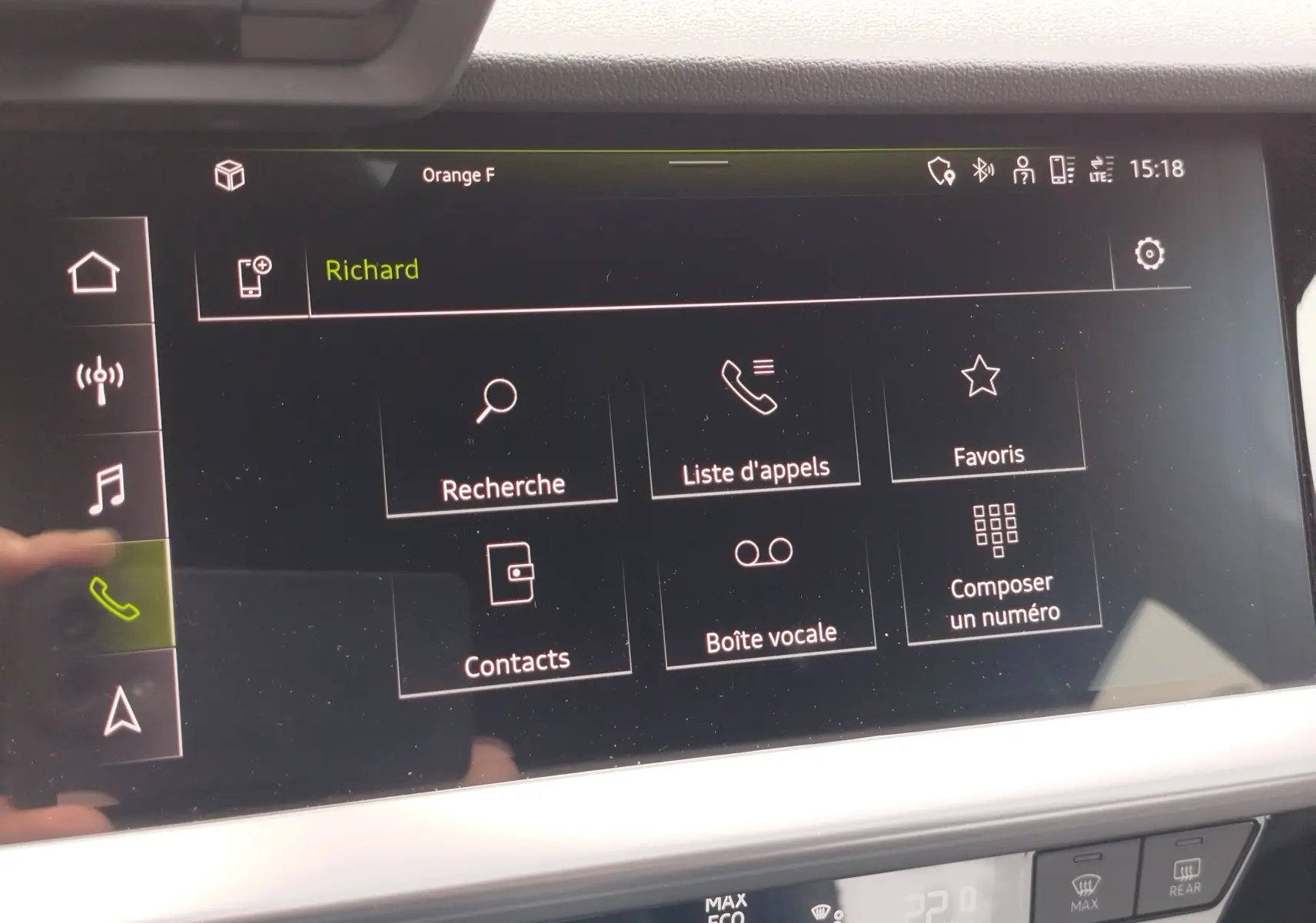 Écran tactile central de l’Audi A3 Sportback blanc, affichant le menu téléphone avec options de contacts et appels.