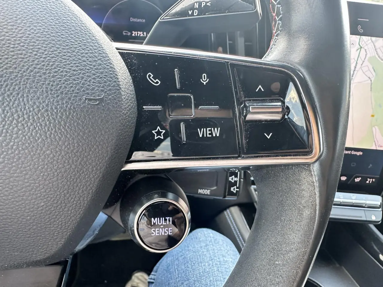 Gros plan sur le volant du Renault Austral 2024 avec commandes tactiles et bouton Multi-Sense visible.