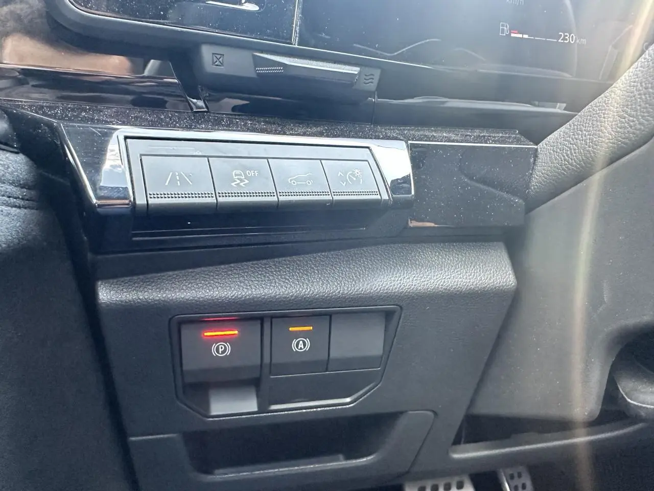 Boutons de commande du système d'assistance et frein de parking sur la gauche du tableau de bord du Renault Austral 2024.