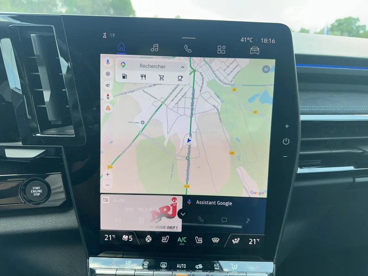 Vue intérieure centrée sur l’écran tactile Open R Link 12'' avec navigation Google dans Renault Austral bleu toit noir.