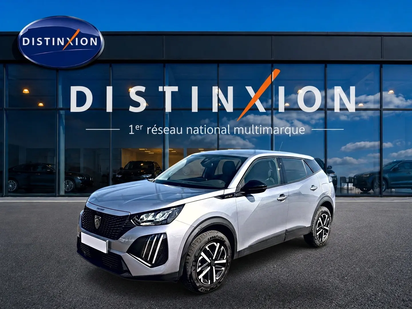 Peugeot 2008 gris en 3/4 avant droit, avec jantes noires et détails noirs sur les rétroviseurs et calandre.