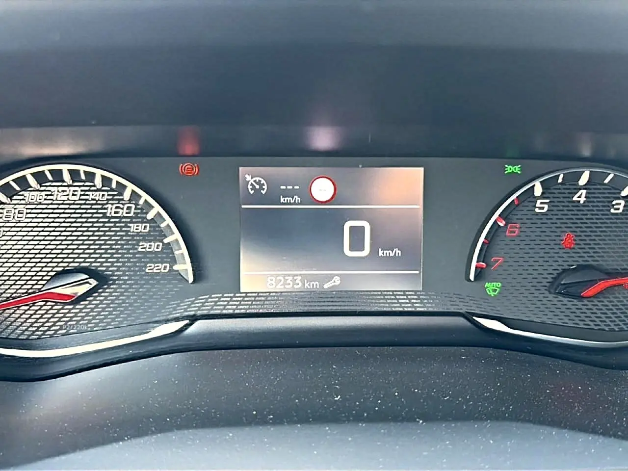 Tableau de bord numérique du Peugeot 2008 1.2 100 style, affichage vitesse à 0 km/h et compteur 8233 km.
