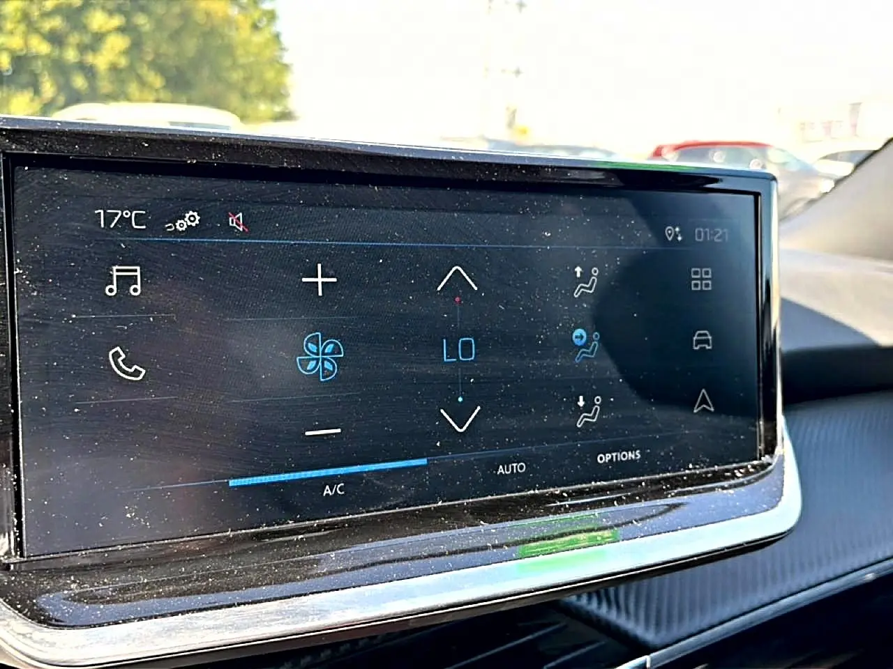 Écran tactile multifonction du tableau de bord du Peugeot 2008 gris, affichant les réglages de climatisation.