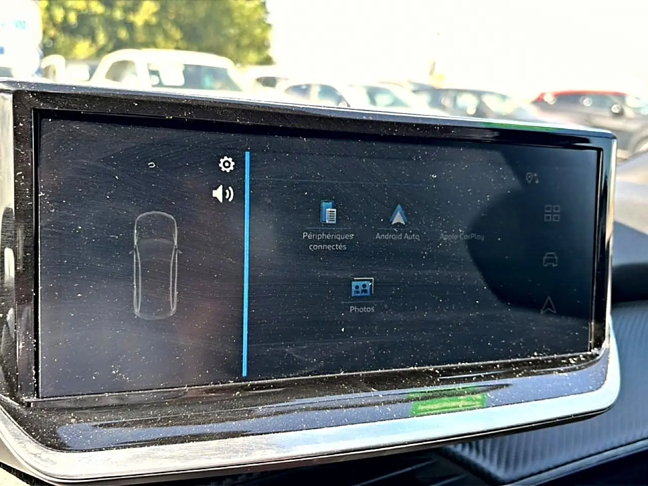 Écran tactile multifonction du tableau de bord du Peugeot 2008 gris, avec interface connectée visible.