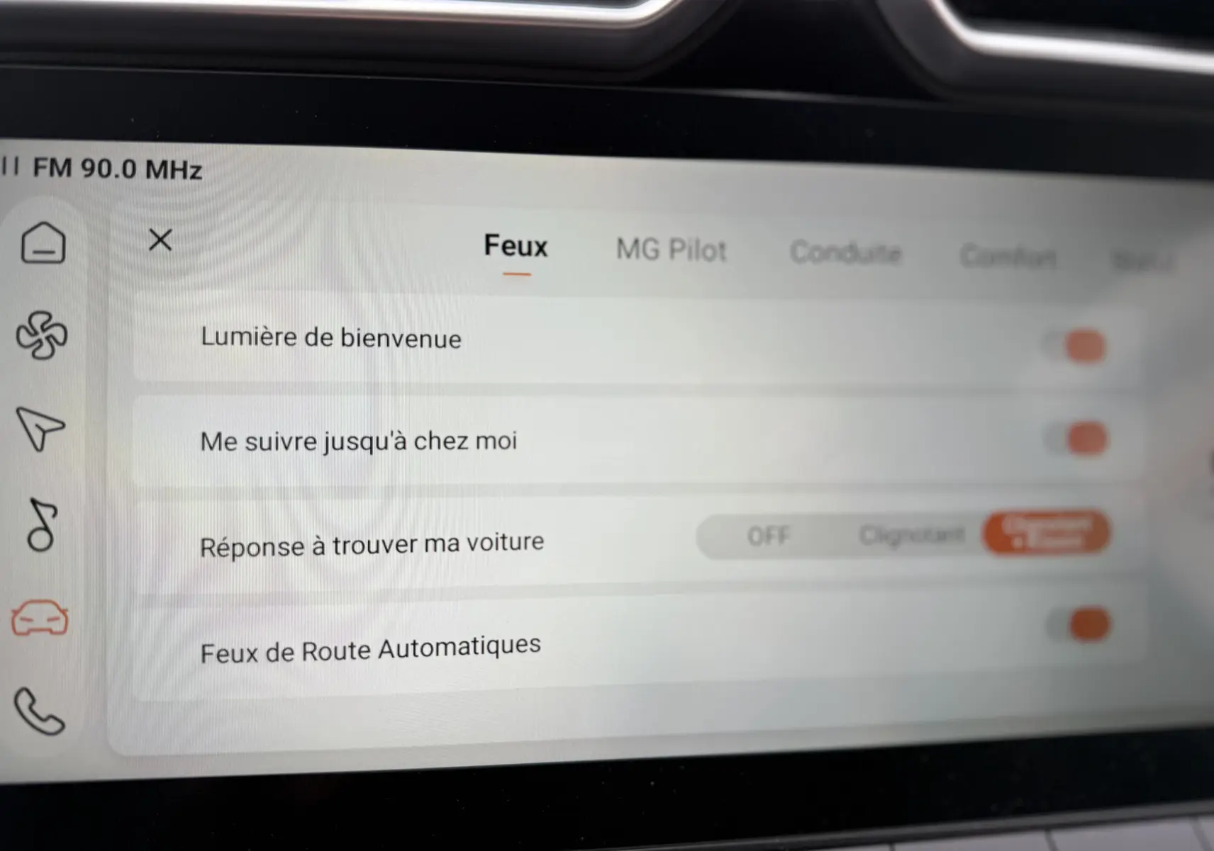 Écran tactile intérieur du MG MOTOR ZS 1.5 Hybrid+ 2026 montrant les réglages des feux avec interface claire.