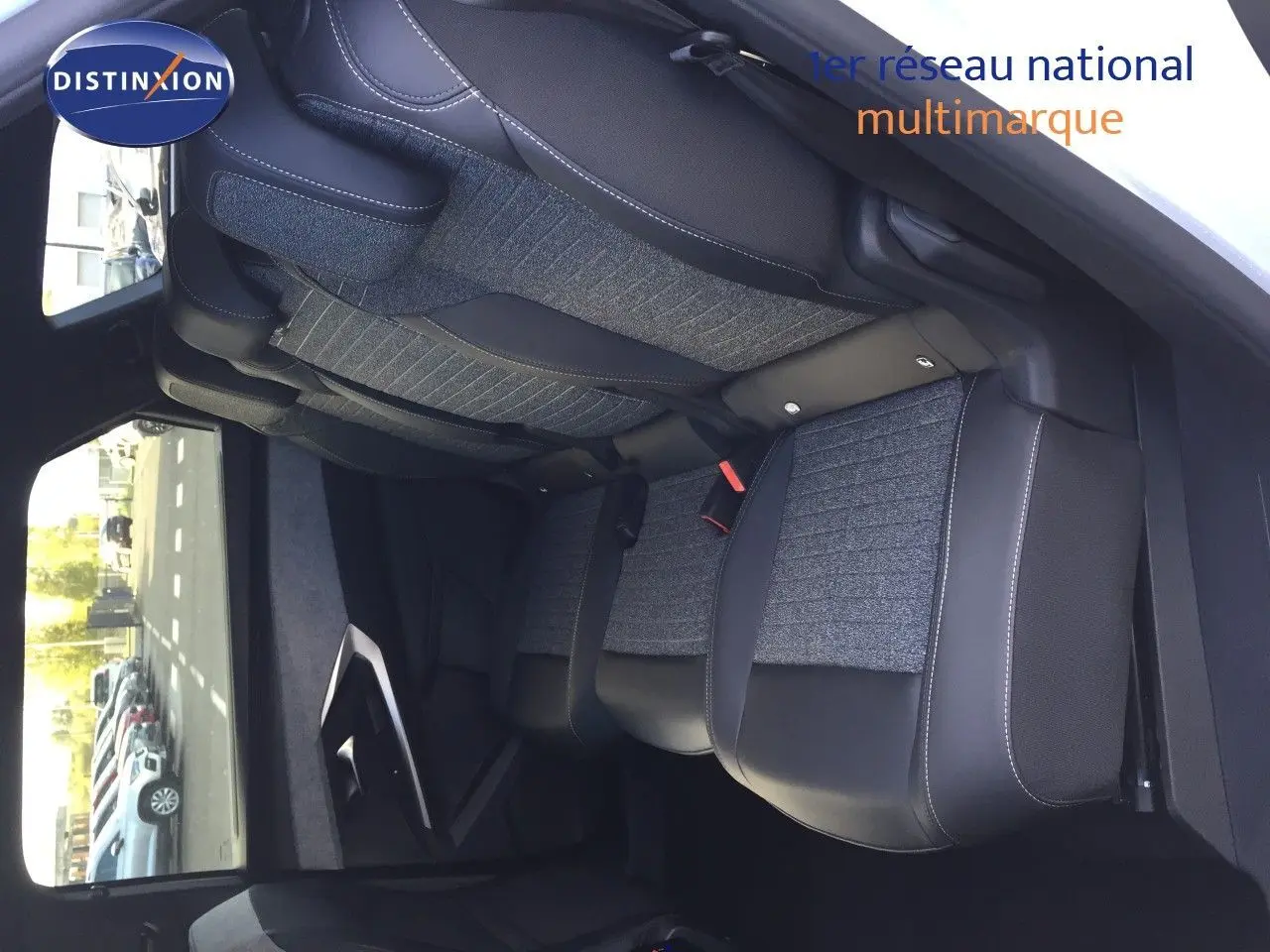 Vue intérieure des sièges arrière en tissu gris et cuir noir du Peugeot 5008 Hybrid 2025, côté droit ouvert.