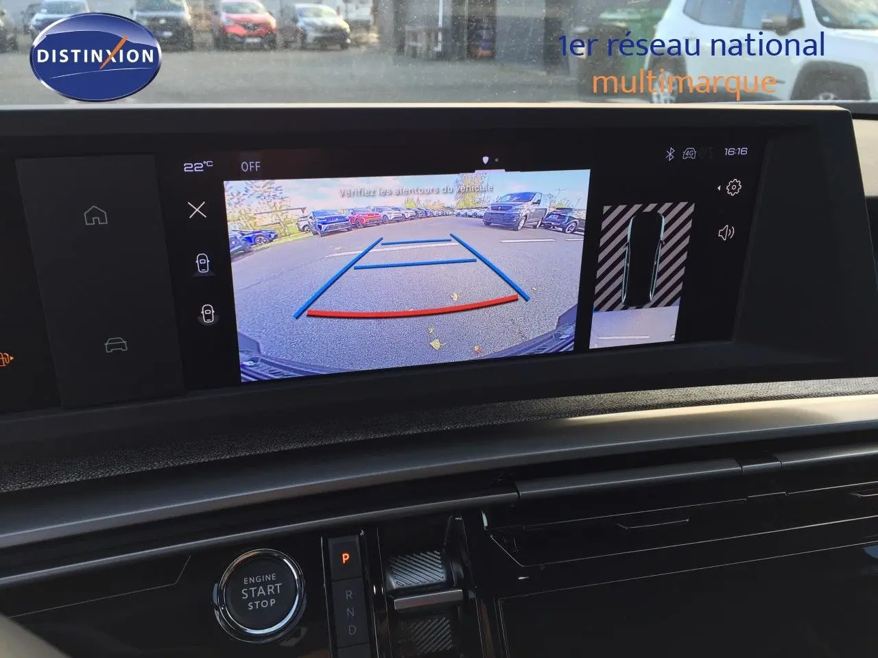 Écran multimédia du Peugeot 5008 Hybrid blanc montrant la caméra de recul et les aides au stationnement.