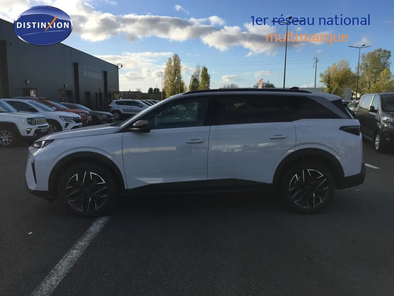 Peugeot 5008 blanc Okenite métal vu de profil côté gauche, avec toit noir et jantes alliage noires.