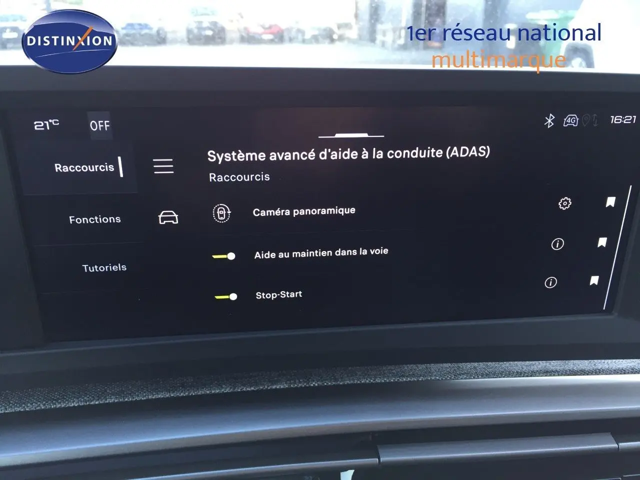 Écran tactile du système d'aide à la conduite affichant les options ADAS dans un Peugeot 5008 blanc.