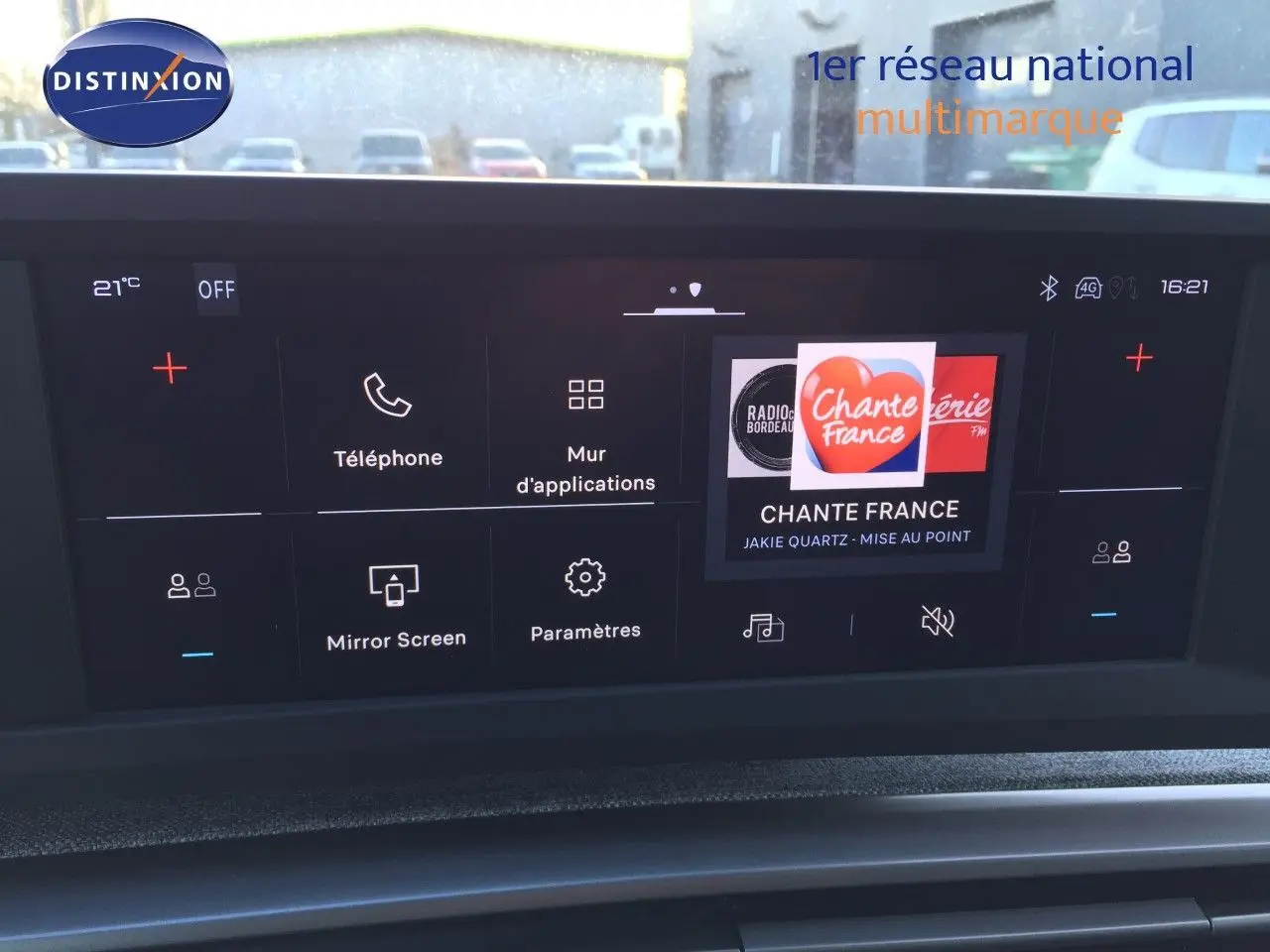 Écran tactile central du tableau de bord du Peugeot 5008 Hybrid 2025 affichant les options multimédia et téléphone.