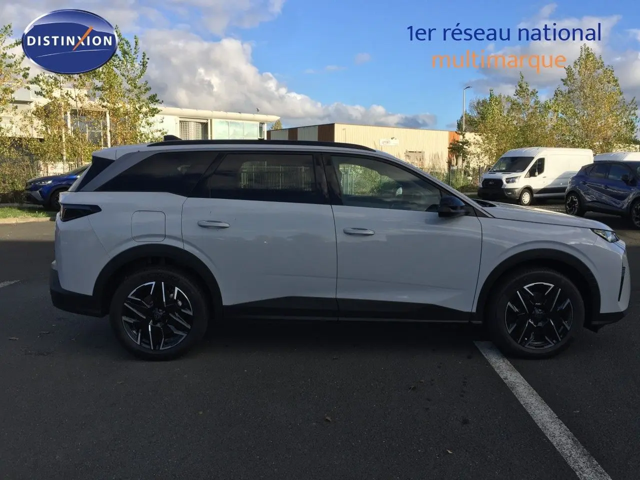 Peugeot 5008 hybride blanc Okenite métal vu de profil côté gauche, avec jantes noires et toit noir contrastant.