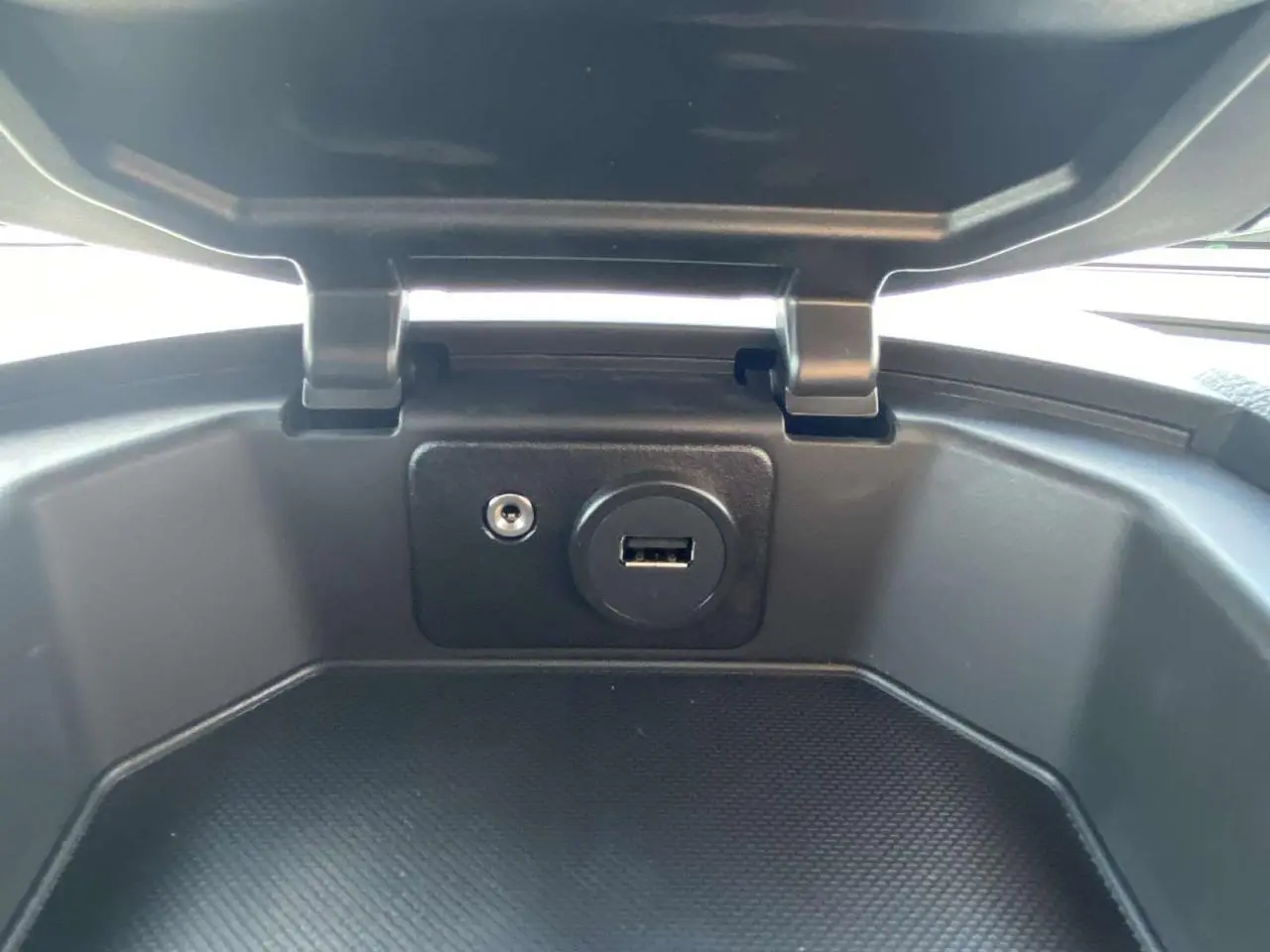 Gros plan sur la prise USB intégrée dans la console de rangement du Ford Tourneo Courier blanc 2022.