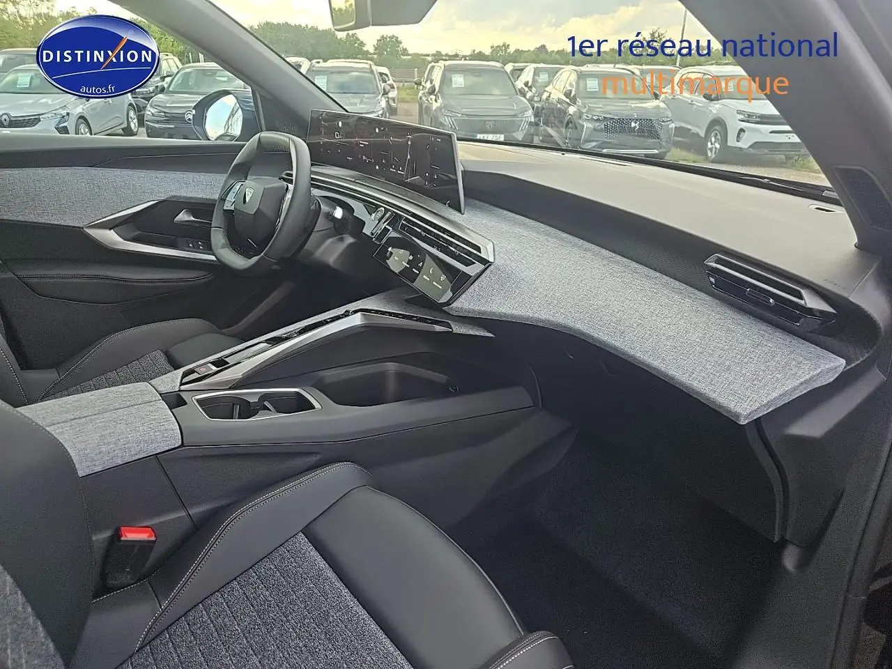 Intérieur avant droit du Peugeot 3008 2025 noir, tableau de bord moderne avec écran tactile panoramique et volant cuir multifonction.