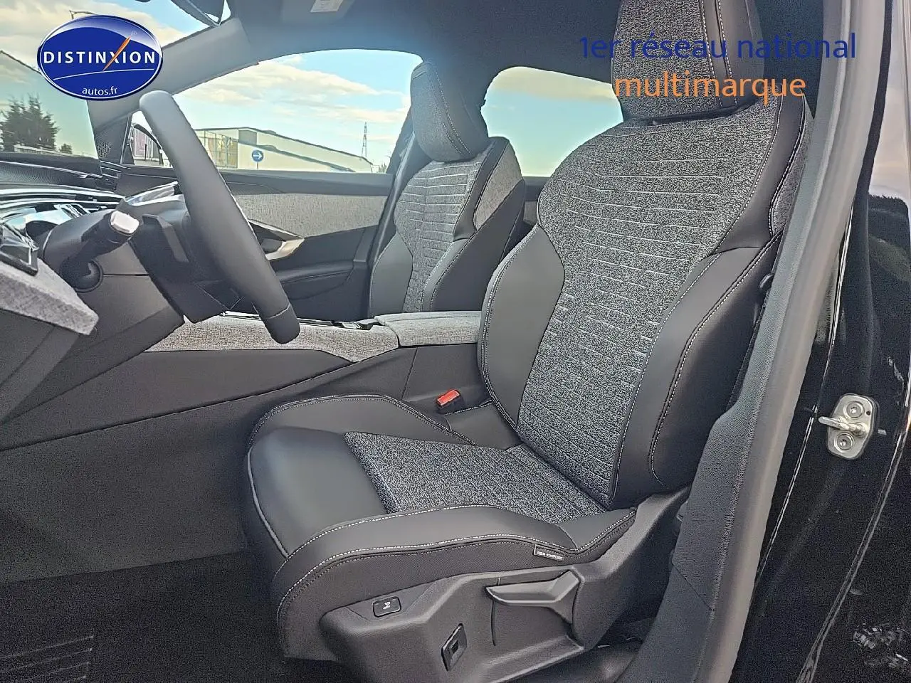 Intérieur côté conducteur du Peugeot 3008 noir 2025, sièges tissu et cuir avec surpiqûres contrastées.