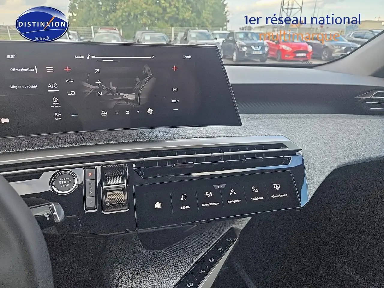 Vue rapprochée du tableau de bord et écran tactile du Peugeot 3008 noir hybride, avec commandes digitales et démarrage sans clé.