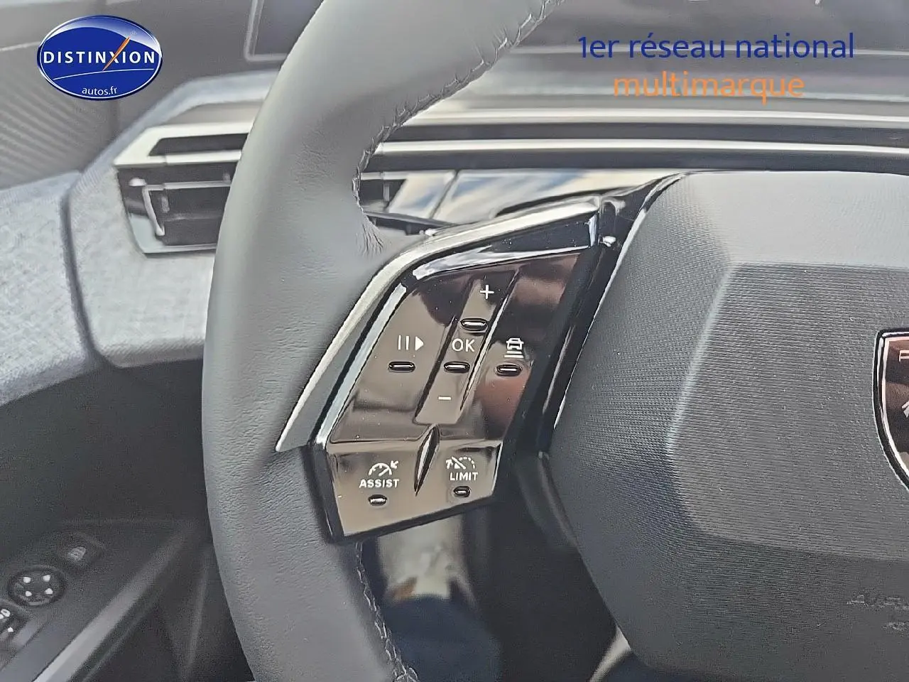 Gros plan sur les commandes au volant cuir du côté gauche du Peugeot 3008 noir 2025, mettant en valeur les fonctions d'assistance et limiteur.