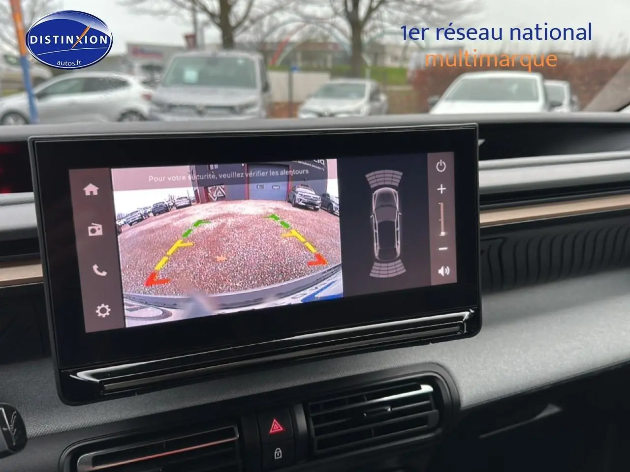 Affichage de la caméra de recul sur l'écran tactile intérieur du Citroën C3 Aircross gris, vue du tableau de bord.