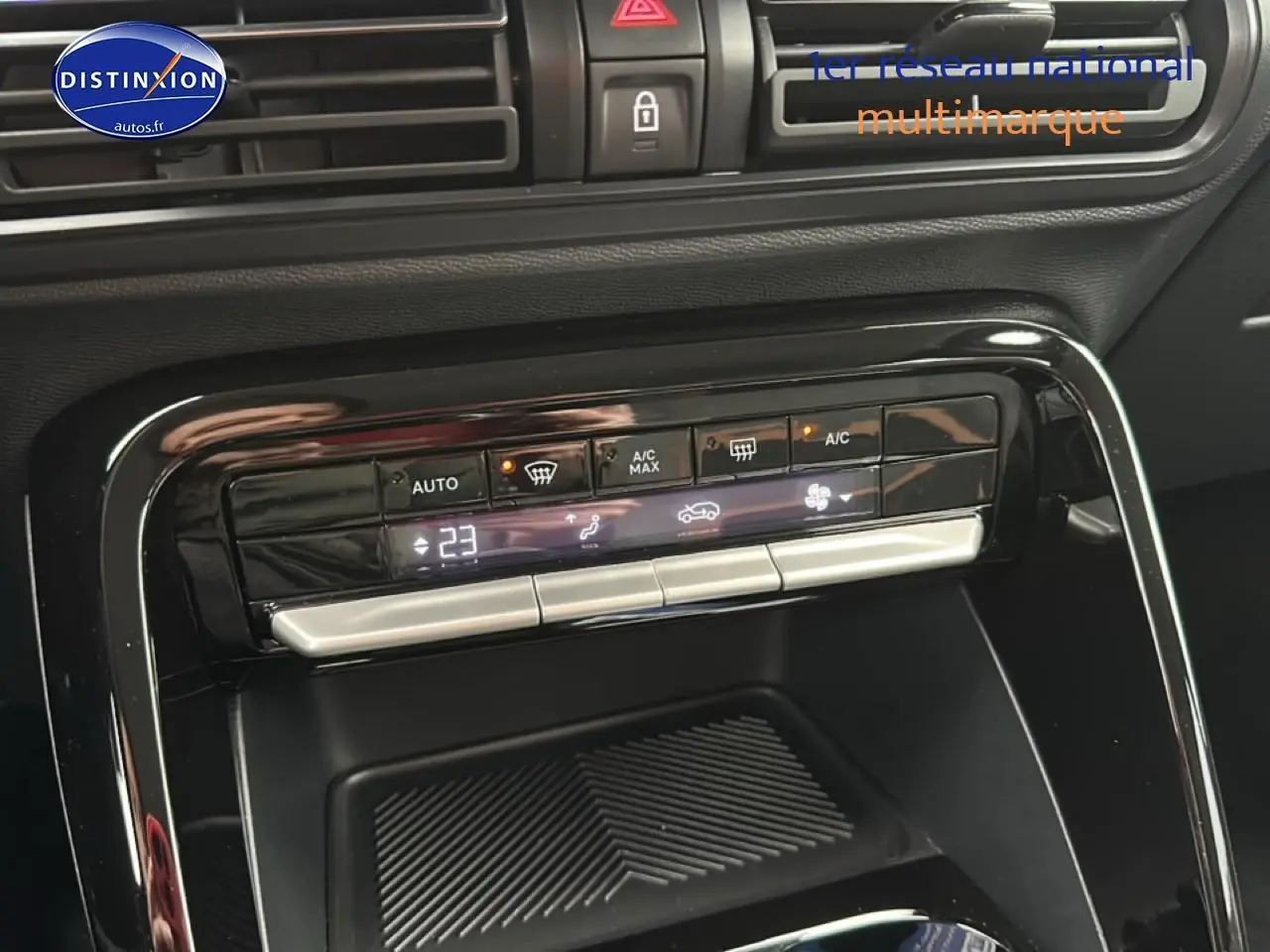 Détail de la console centrale noire du Citroën C3 Aircross gris, montrant les commandes de climatisation digitale.