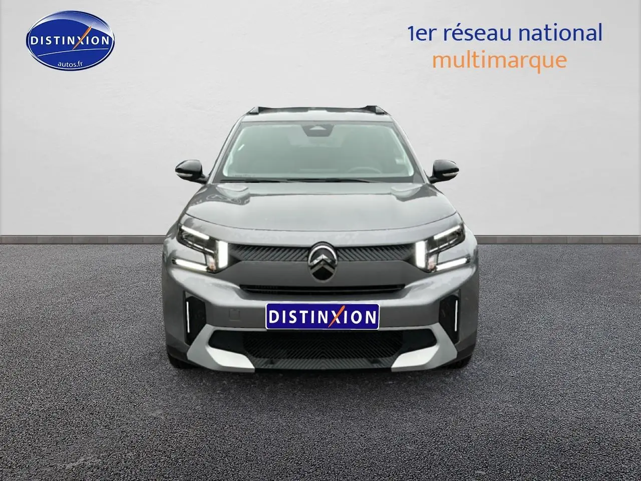 Vue frontale d'un Citroën C3 Aircross gris 2025 avec phares LED et calandre moderne, sur fond neutre.