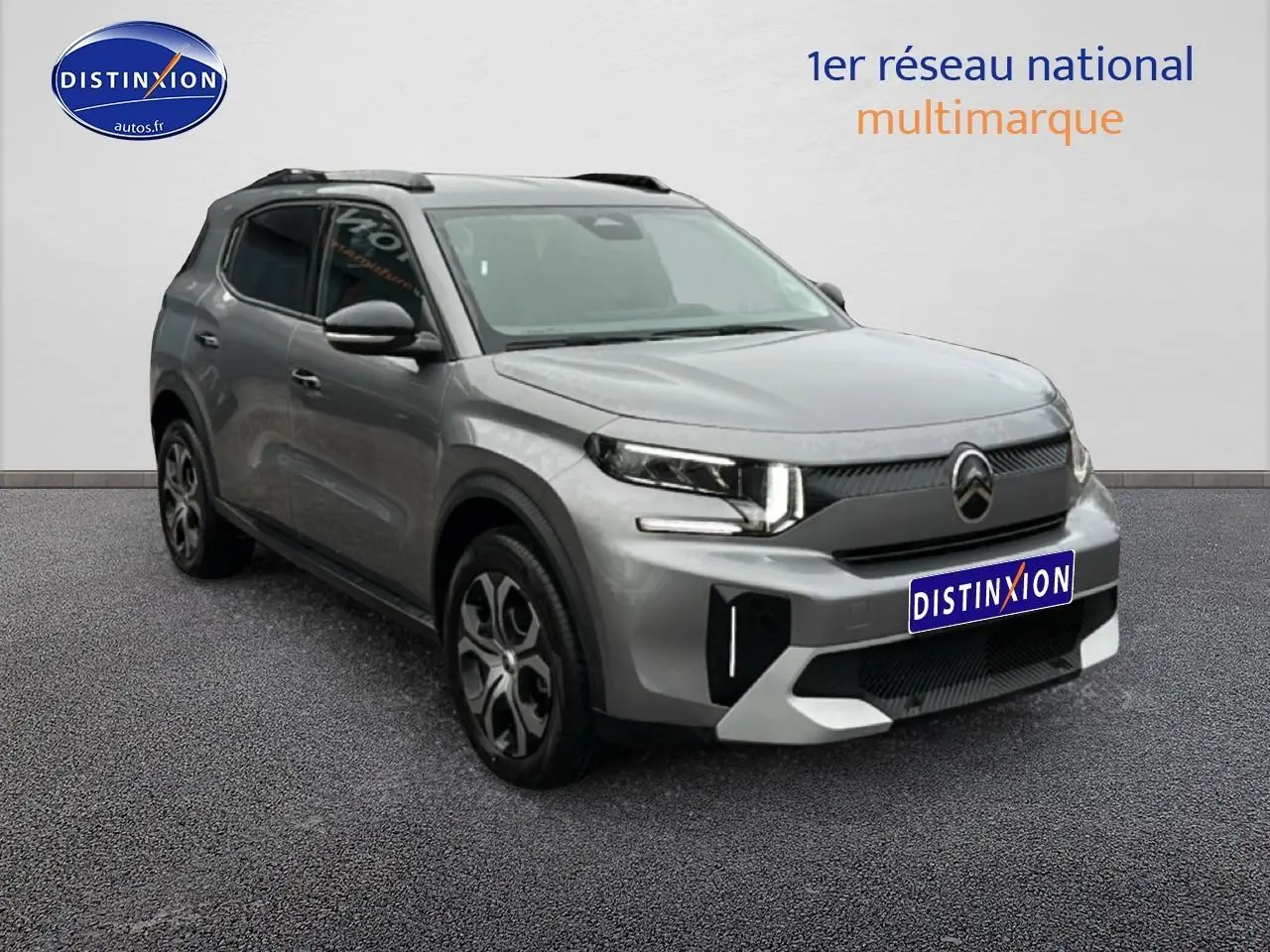 Vue 3/4 avant droit d’un Citroën C3 Aircross gris 2025 avec jantes 17 pouces et phares LED allumés.