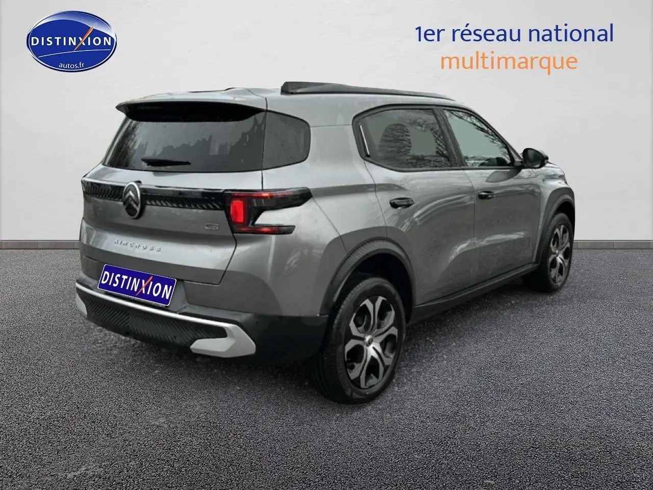 Vue 3/4 arrière droite d'un Citroën C3 Aircross gris 2025 avec jantes 17 pouces et vitres arrière teintées.