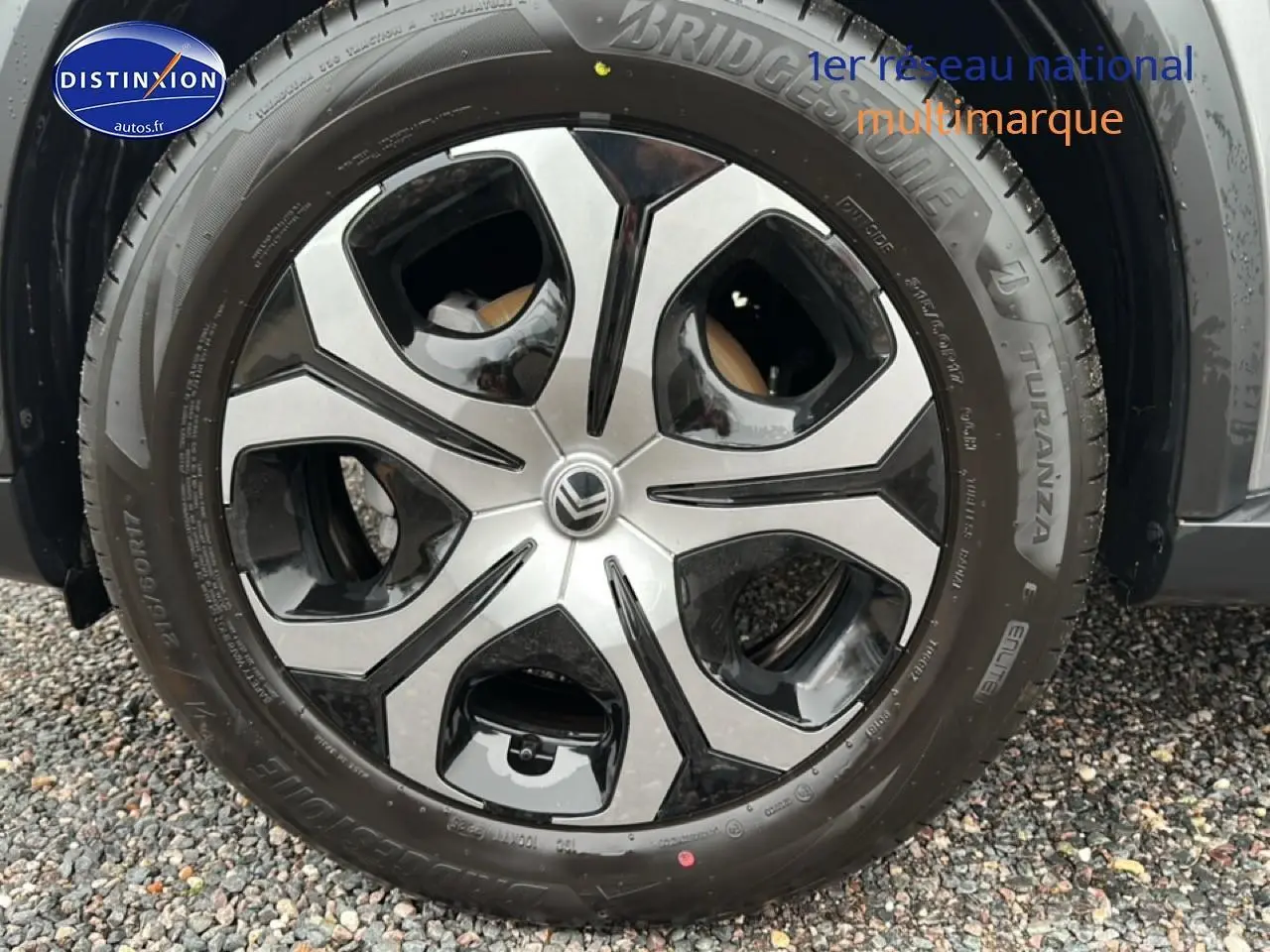 Vue de profil côté droit d'une Citroën C3 Aircross gris 2025 avec jantes 17 pouces sur sol gravillonné.