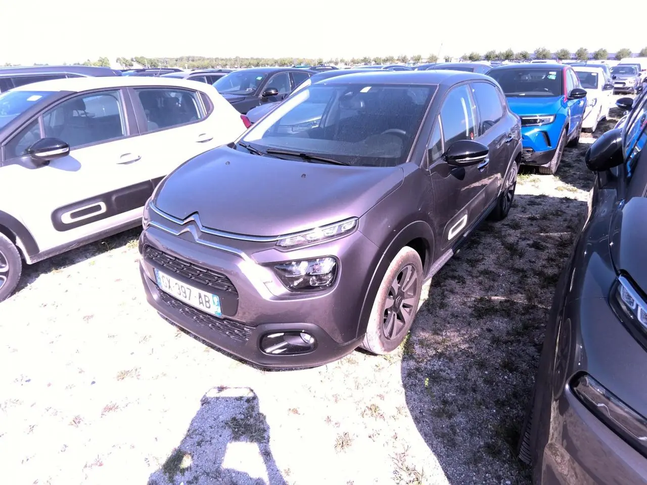 Citroën C3 gris foncé vue 3/4 avant droit, avec Airbump noirs et jantes alliage diamantées.