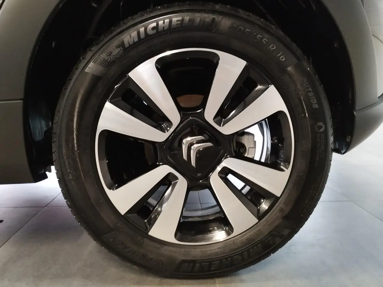 Gros plan sur la jante alliage 16 pouces diamantée noire et argentée de la Citroën C3 gris foncé, roue avant droite.