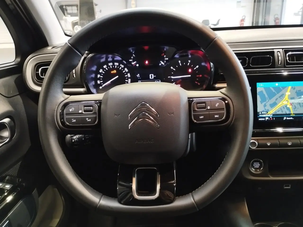 Vue centrée sur le volant noir de la Citroën C3 2024 avec tableau de bord numérique et écran tactile latéral.