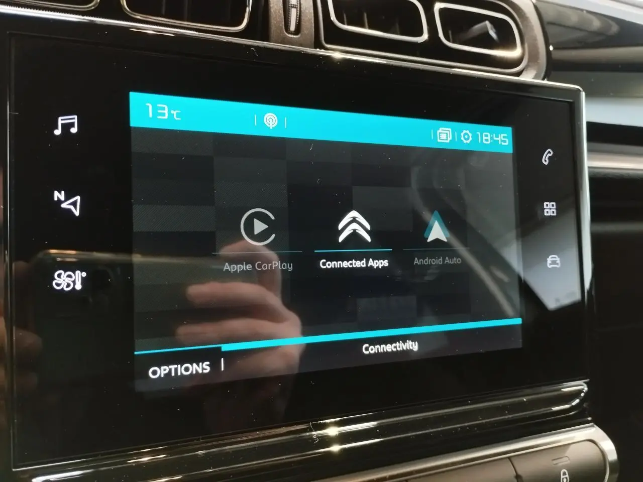 Écran tactile central de la Citroën C3 2024 affichant les options Apple CarPlay et Android Auto, avec tableau de bord noir.