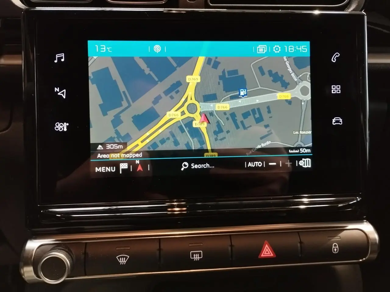 Écran tactile central avec navigation GPS dans l’habitacle d’une Citroën C3 gris foncé 2024.