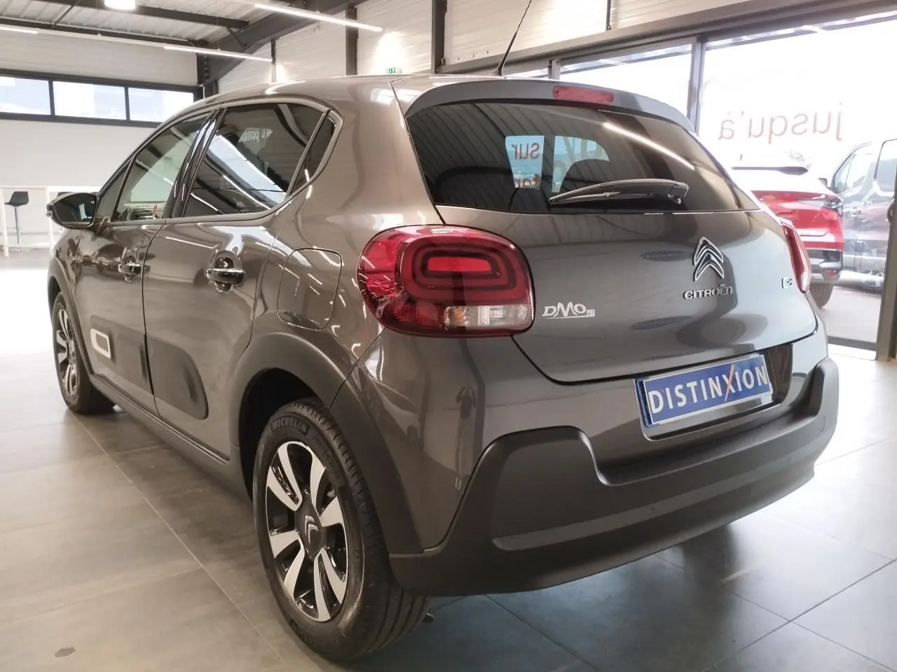 Vue 3/4 arrière droite d'une Citroën C3 gris foncé avec feux arrière 3D et jantes alliage diamantées.