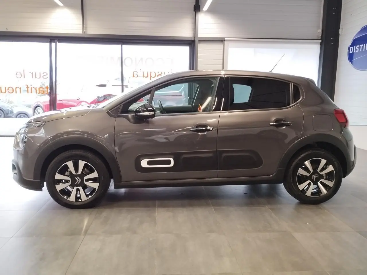 Profil côté gauche d'une Citroën C3 gris foncé 2024 avec jantes alliage diamantées et Airbump noir mat.