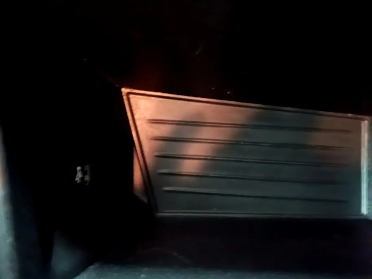 Détail du tapis de sol noir dans l'habitacle d'une BMW X2 sDrive18i Lounge DKG7 2023.