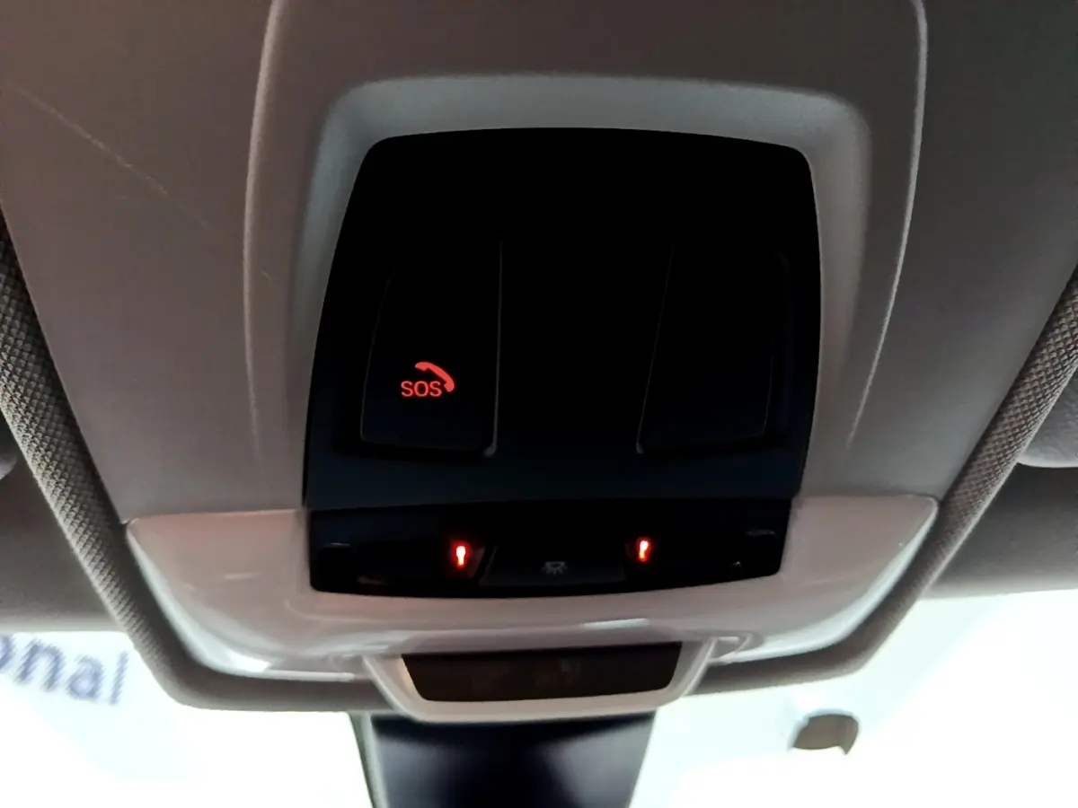 Vue intérieure du plafonnier avec bouton SOS rouge allumé sur BMW X2 noir sDrive18i Lounge 2023.