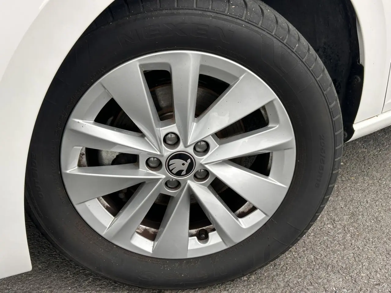 Gros plan sur la jante alliage 16 pouces Cortadero Aero argentée d'une Skoda Scala Blanc Candy, vue côté droit.