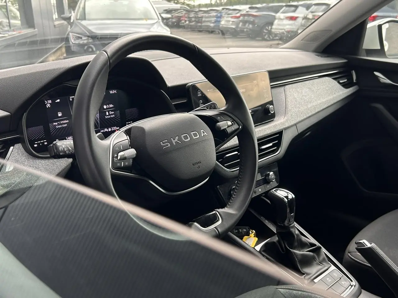 Vue intérieure côté conducteur du Skoda Scala 2025, volant multifonctions noir et écran tactile central visible.