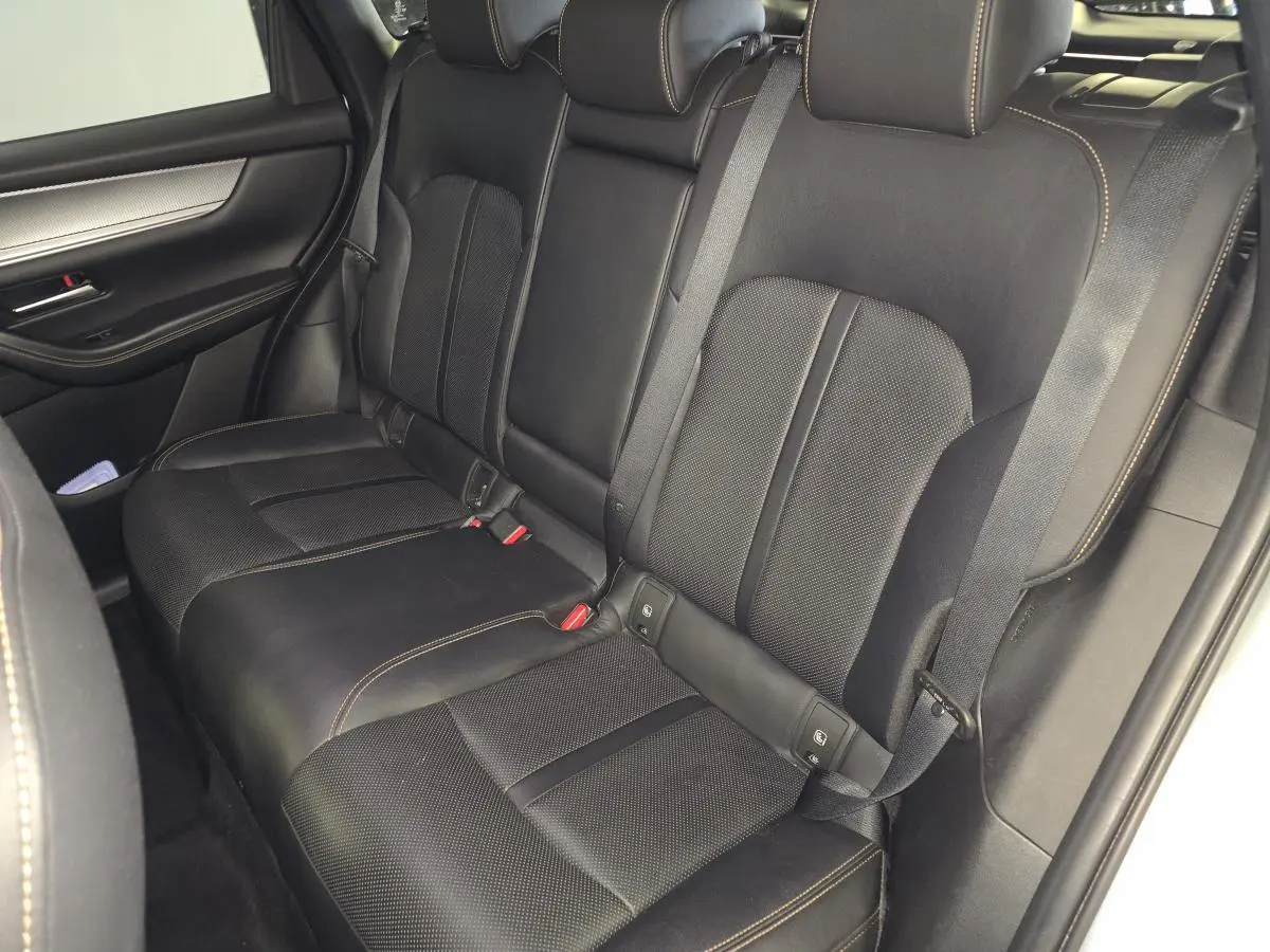 Vue intérieure côté droit des sièges arrière en cuir noir avec surpiqûres bronze du Mazda CX-60 gris 2023 Homura.