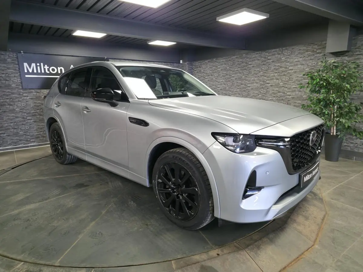 Vue 3/4 avant gauche du Mazda CX-60 gris Sonic Silver avec jantes alliage noires et calandre noire brillante.