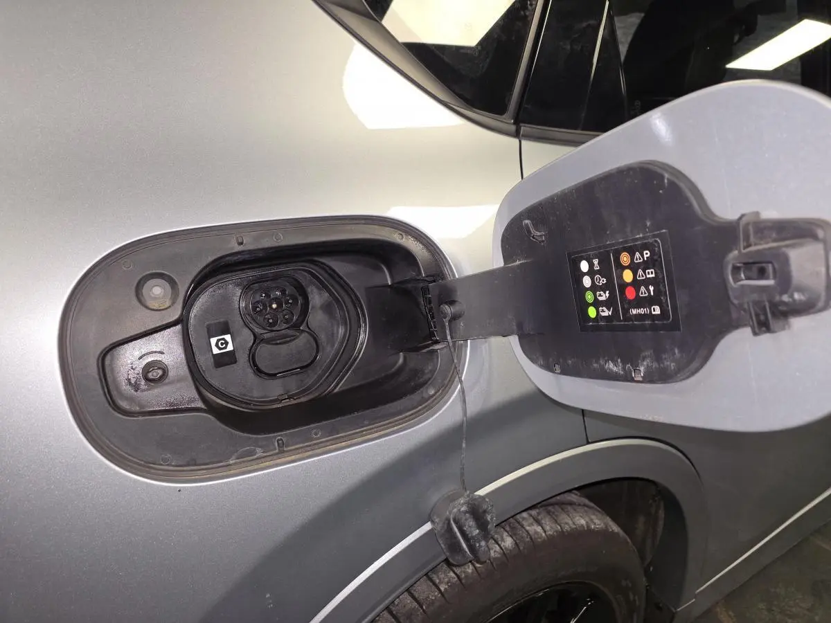 Vue rapprochée de la trappe de recharge côté gauche du Mazda CX-60 gris Sonic Silver 2023 hybride rechargeable.