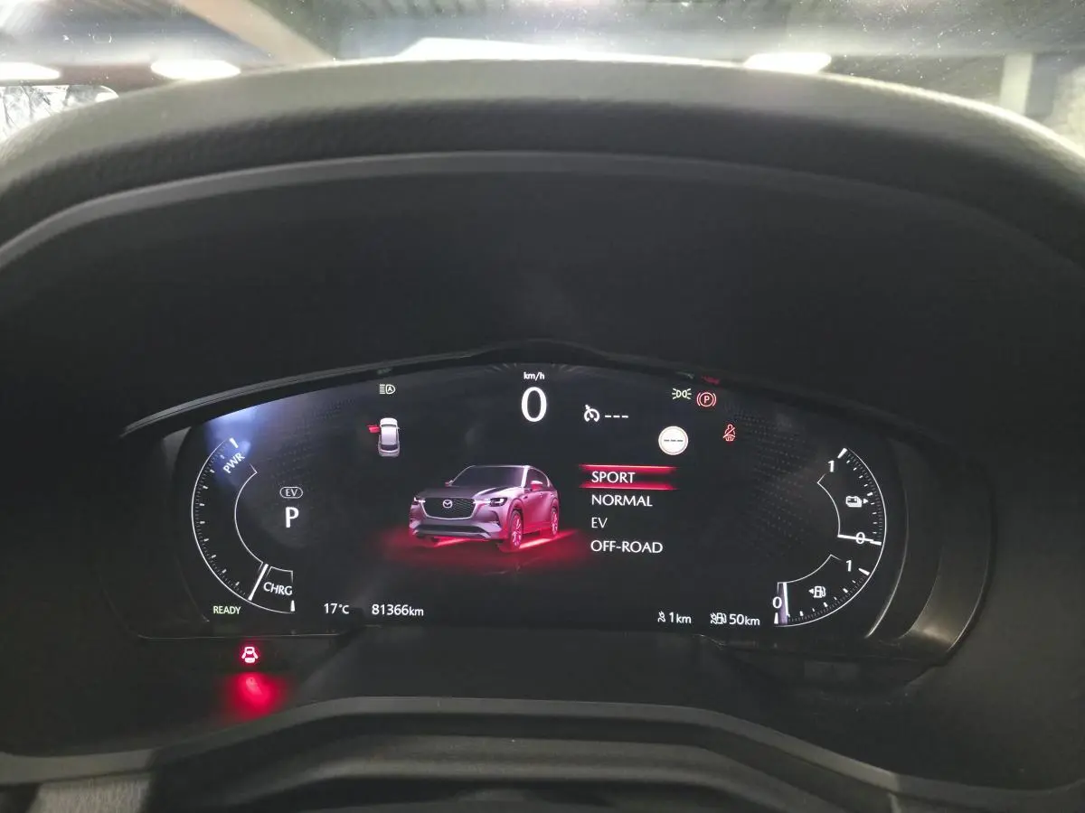 Tableau de bord numérique du Mazda CX-60 affichant les modes de conduite avec illustration du SUV gris en vue avant.