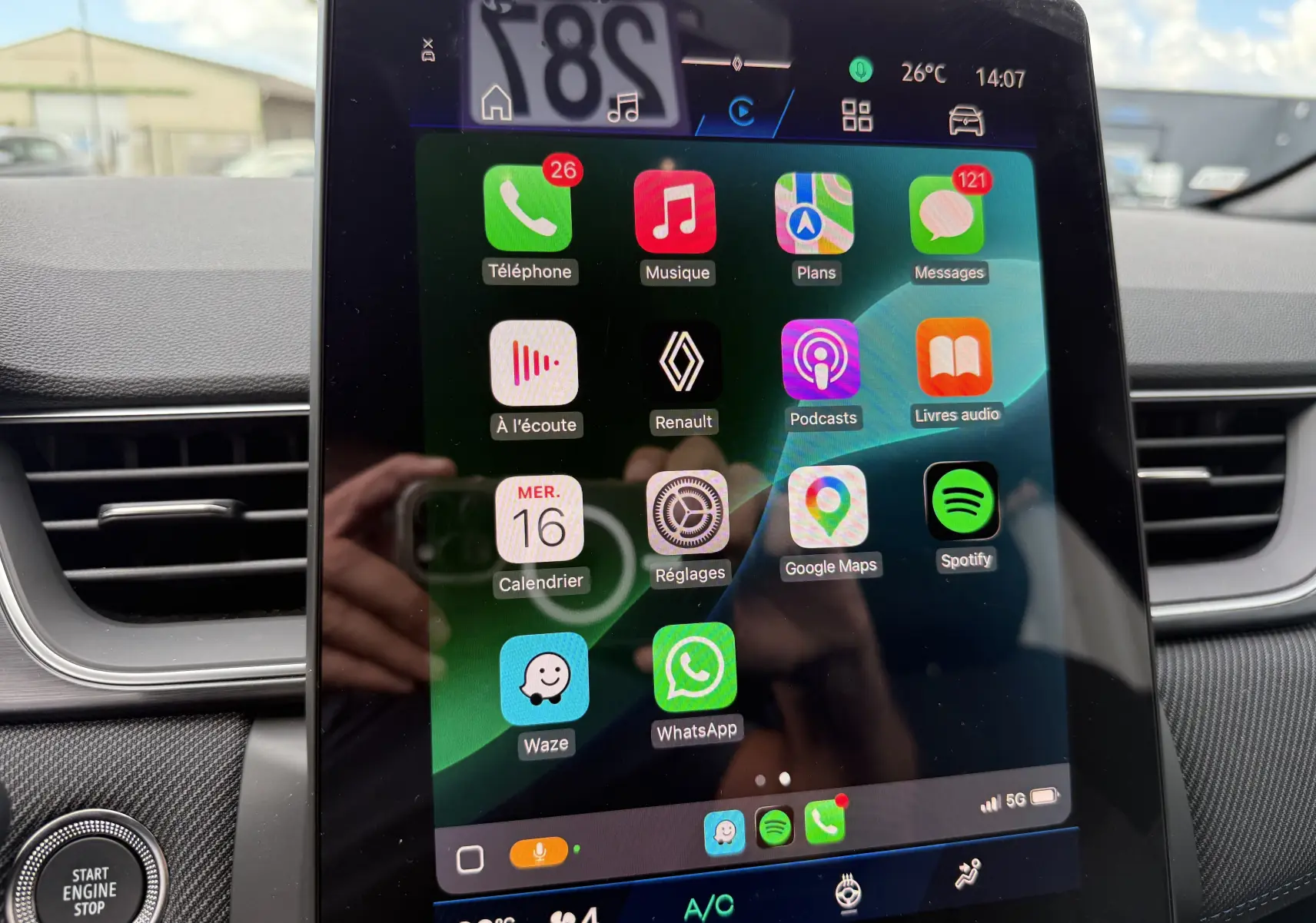 Écran tactile central de la Renault Symbioz gris cassiopée, affichant les applications connectées du système multimédia.
