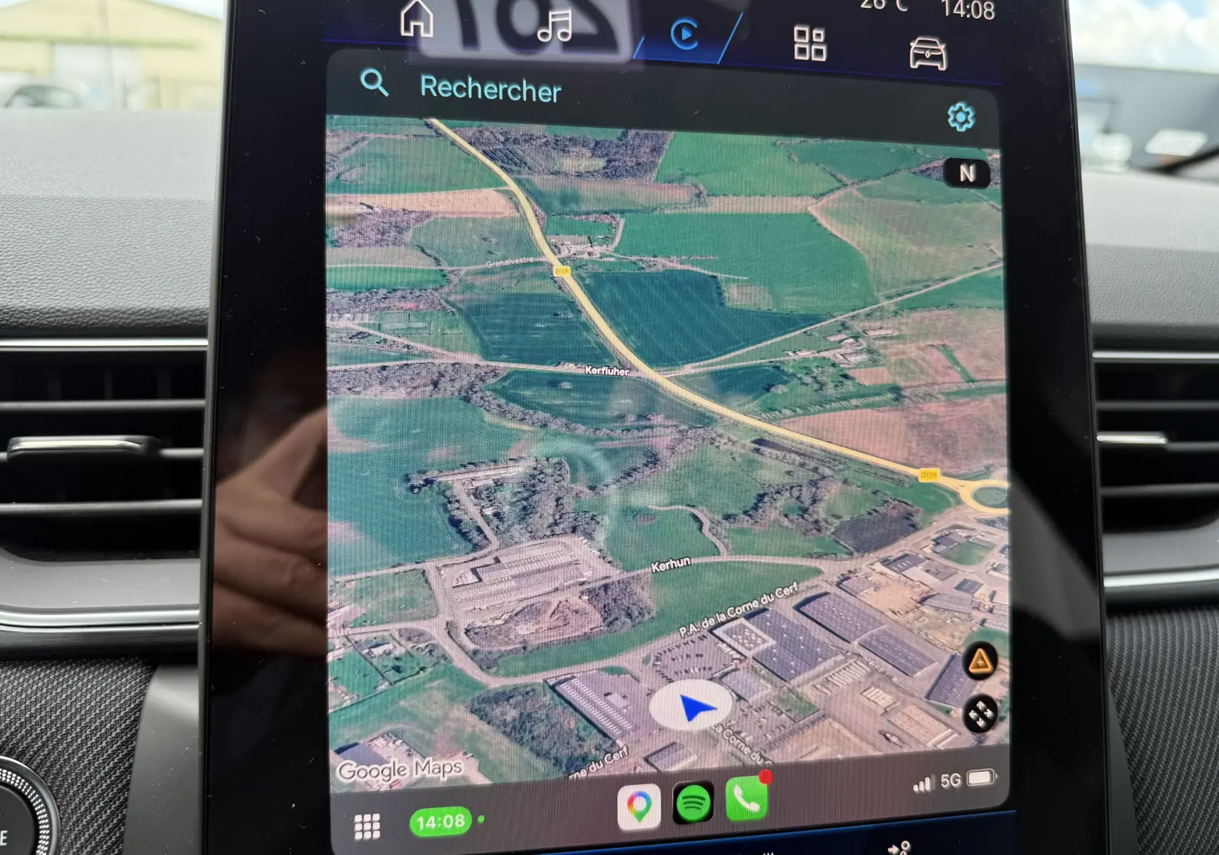 Vue intérieure sur l'écran tactile central du Renault Symbioz gris cassiopée, affichant une carte GPS en mode satellite.