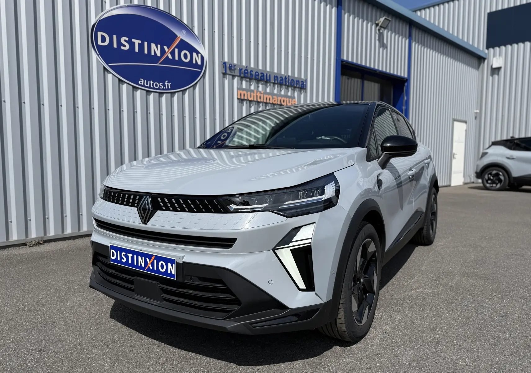 Renault Captur 2025 gris rafale toit noir vu en 3/4 avant droit avec phares LED et jantes noires.