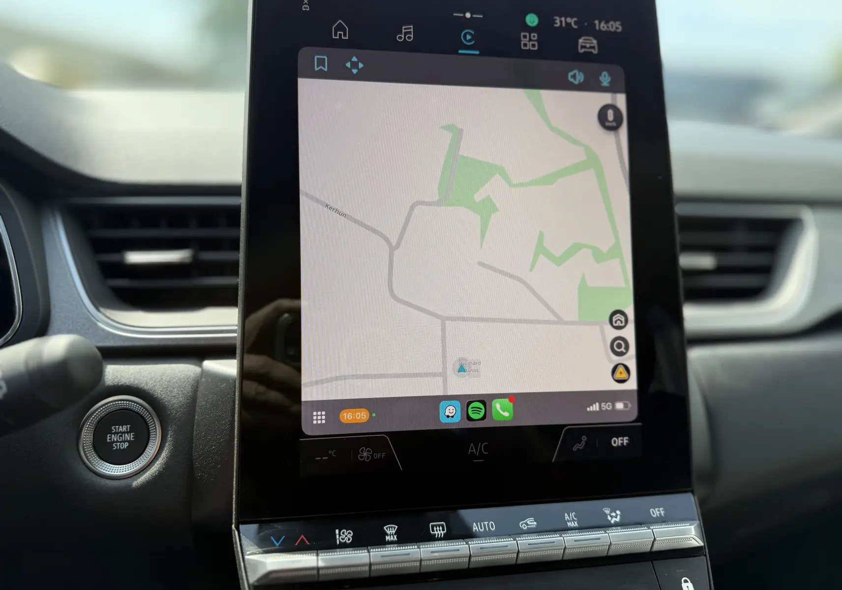 Vue rapprochée de l’écran tactile central et du bouton start/stop du tableau de bord du Renault Captur gris Rafale toit noir.