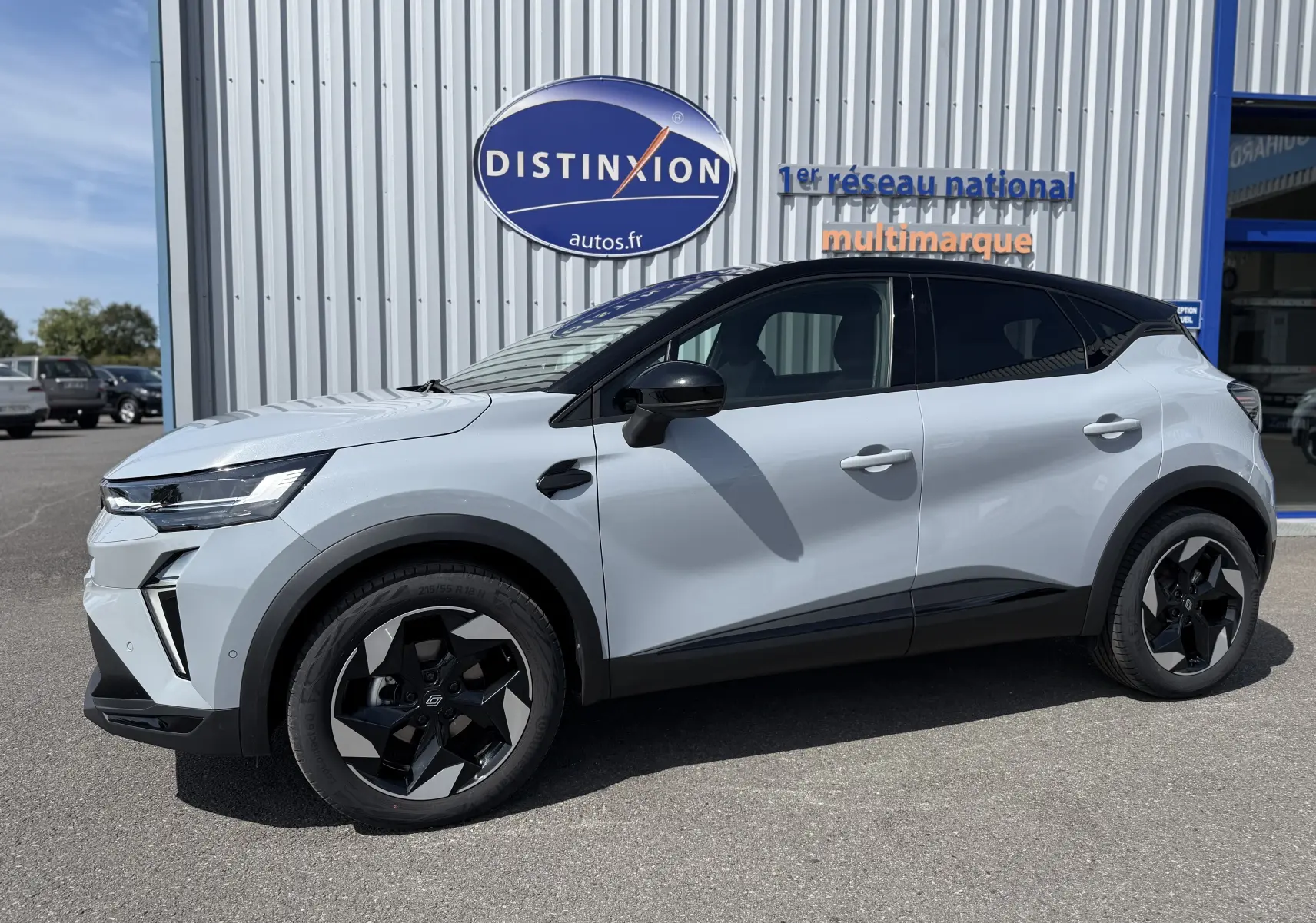 Vue de profil droit du Renault Captur 2025 gris Rafale avec toit noir et jantes noires au design géométrique.