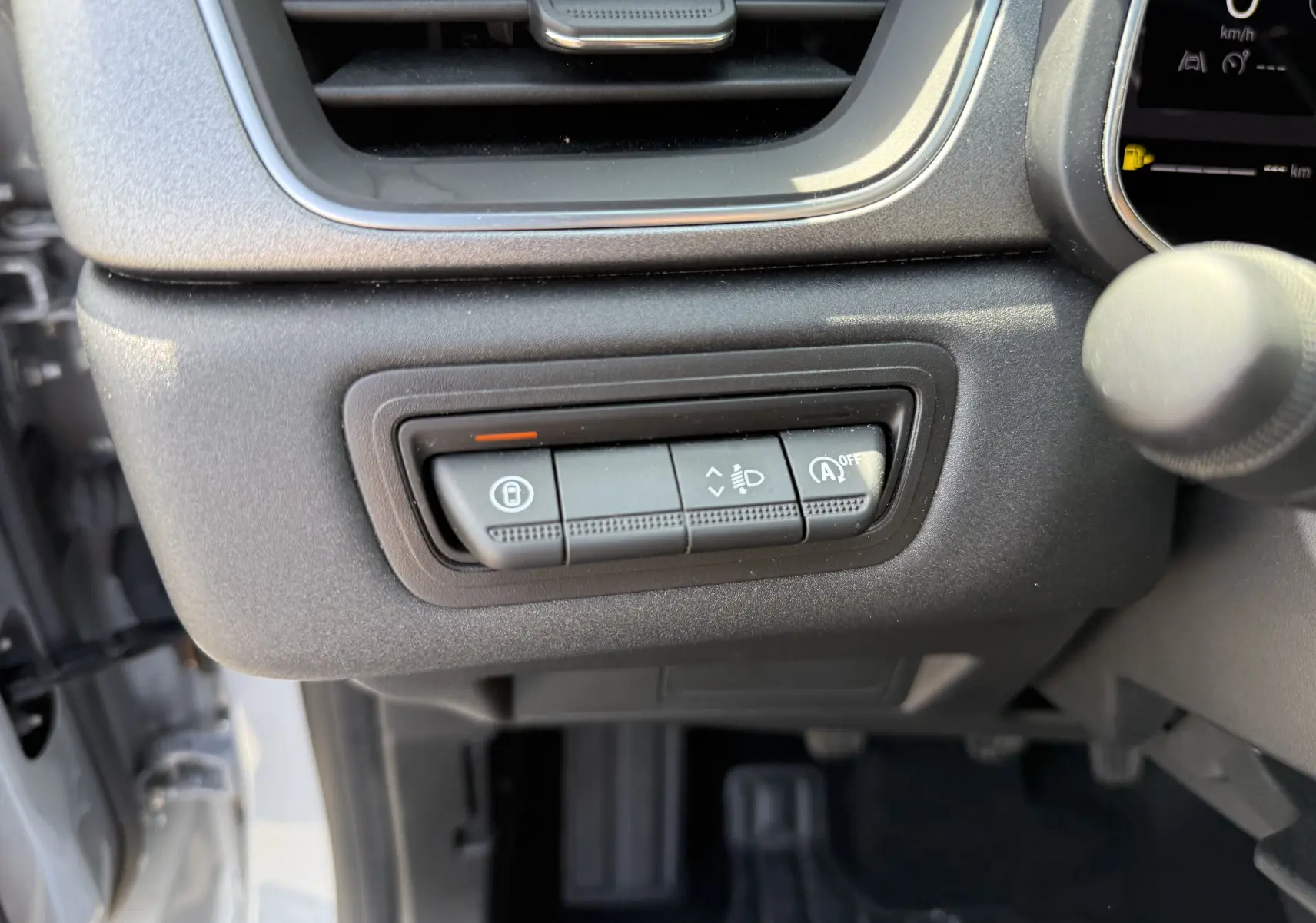 Gros plan sur les commandes noires du tableau de bord côté gauche du Renault Captur gris Rafale 2025 avec toit noir.