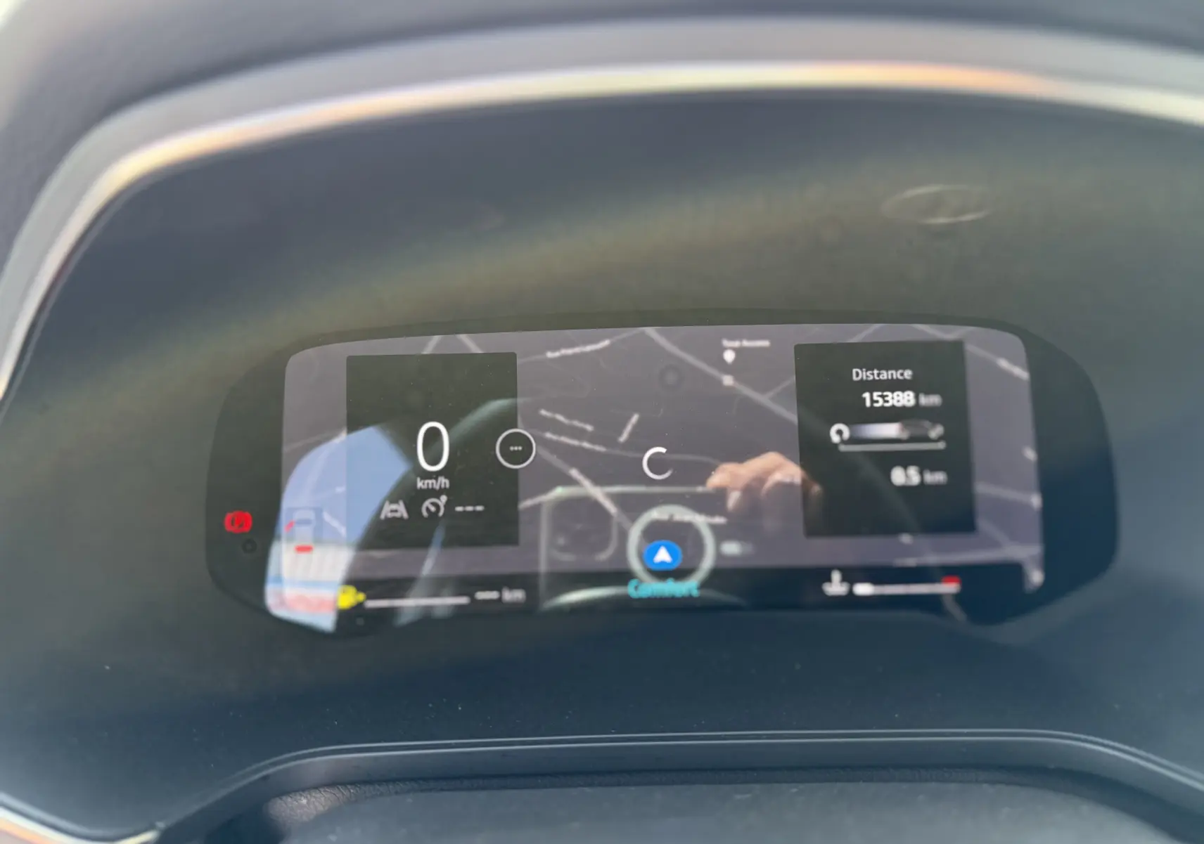 Affichage numérique du tableau de bord du Renault Captur 2025, avec navigation et informations de conduite visibles.
